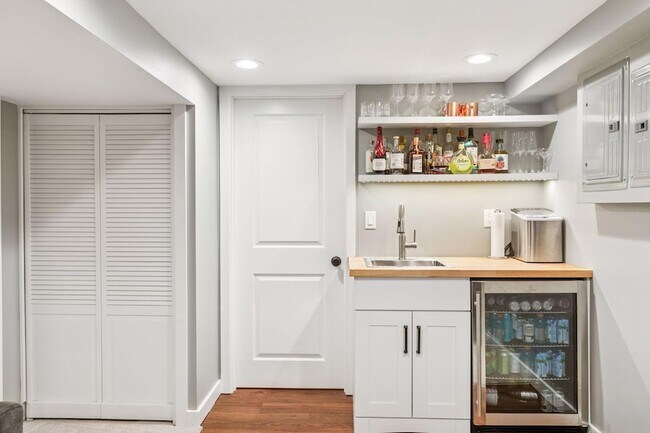 Building Photo - 3040 Hampshire Ave S