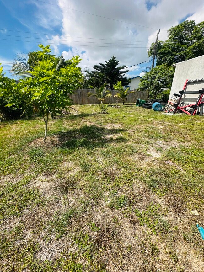 Building Photo - 1112 James Rd