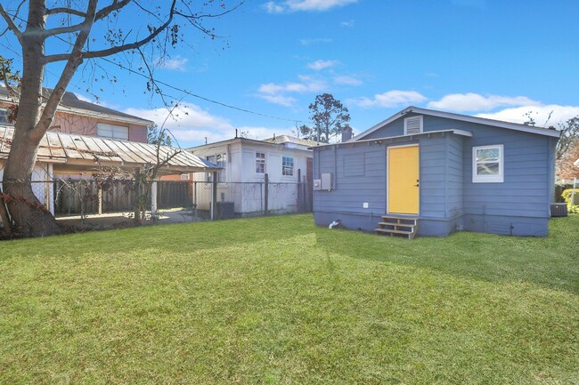 Building Photo - Adorable Home Located in Cann Park!