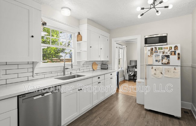 Building Photo - 310 E 22nd St