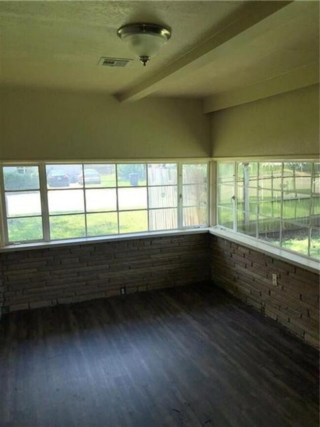 Building Photo - 218 W Independence St