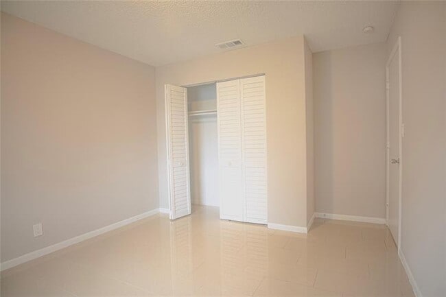Building Photo - 416 Lakeside Dr