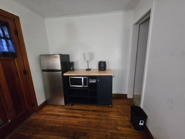 Building Photo - All Inclusive Furnished Studio Apartment