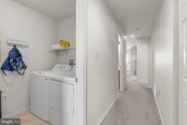 Building Photo - 413 W Beach Ave