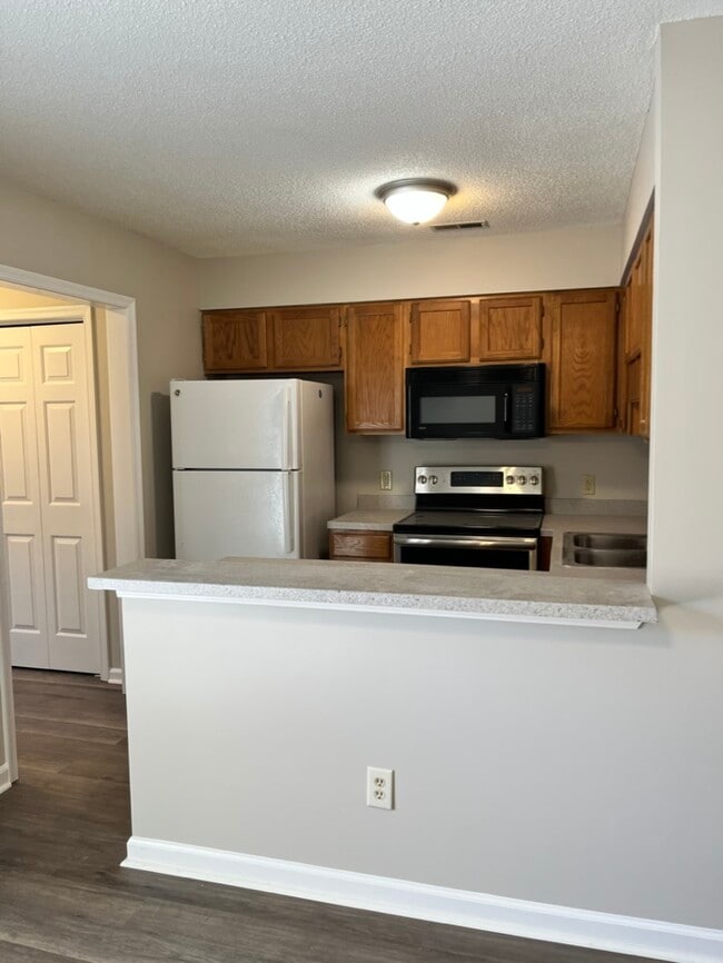 Building Photo - 166 Carlyle Cir