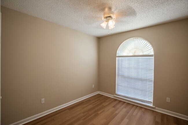 Building Photo - HIllcrest