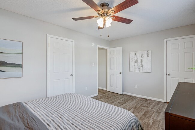 Building Photo - 2301 Primrose Dr