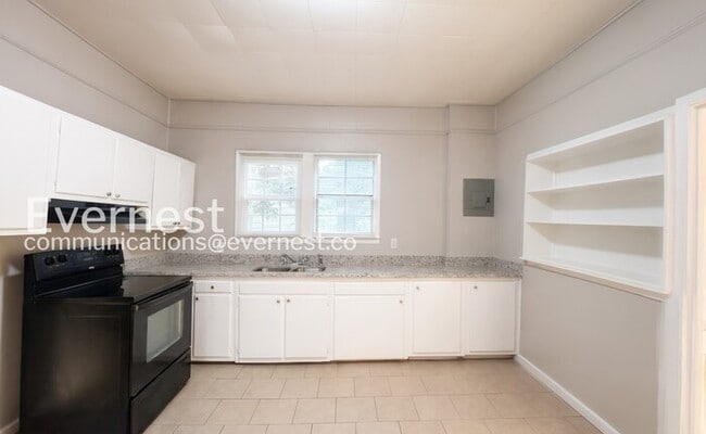 Building Photo - 3-Bedroom Home with Off-Street Parking / Pet-Friendly / Vouchers Accepted / Available Now!