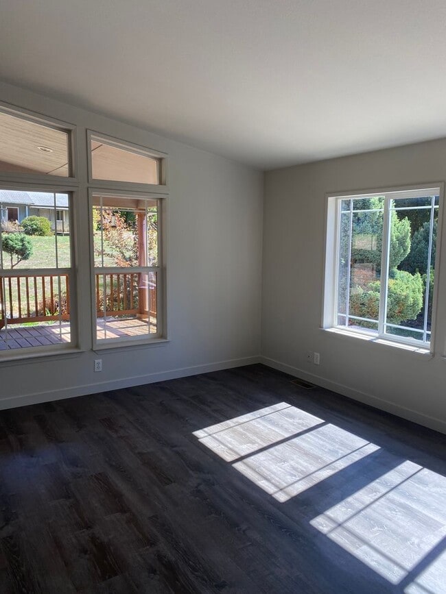 Building Photo - Spacious 4-Bed, 2-Bath Home on 5+ Acres