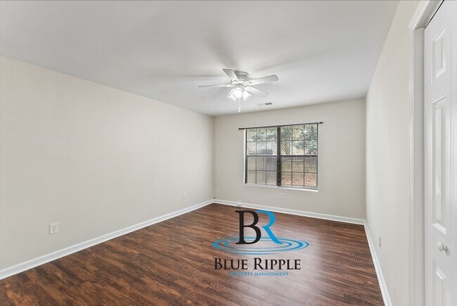 Building Photo - Spacious 3BR/2Bth Prime Smyrna Location on...
