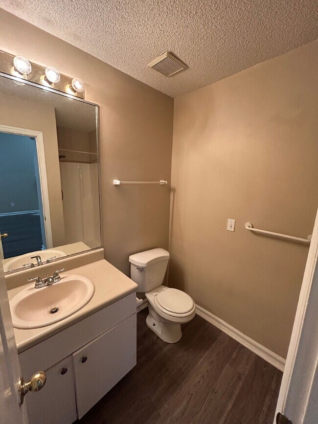 Building Photo - 2 bed/2 bath with new paint and flooring! Pets are welcome! New Back Porch!