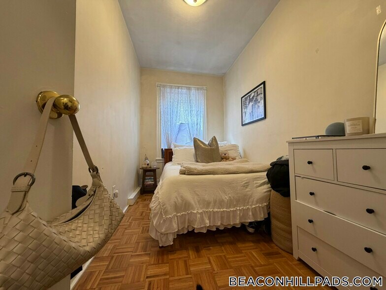 Building Photo - 40 Anderson St