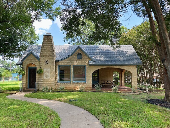 Primary Photo - 2726 Sanger Ave