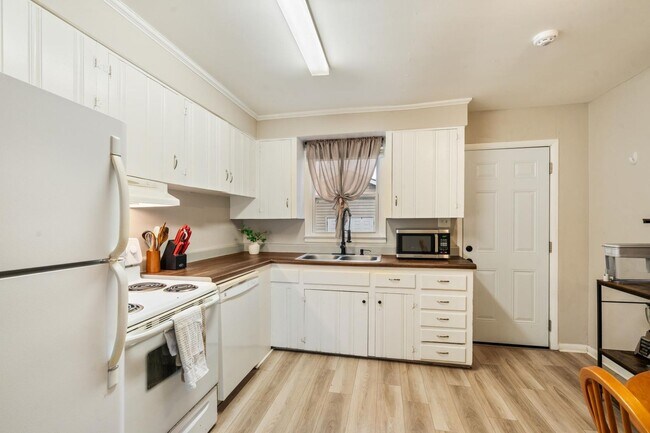 Building Photo - Charming 3BR Home + Bonus Room Near Downtown Savannah & Tybee Island