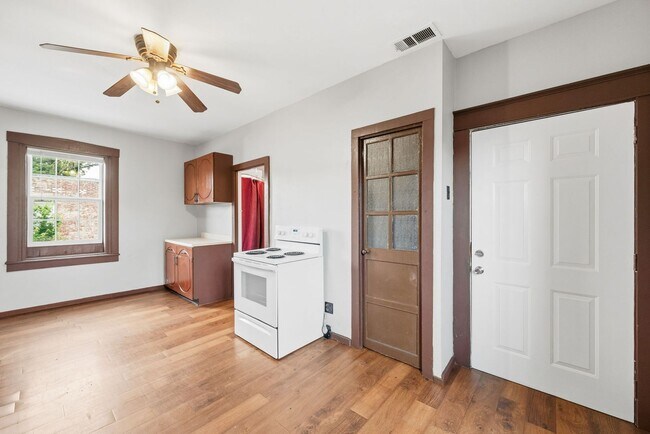 Building Photo - 511 Schirmer St