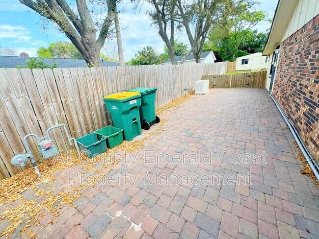 Building Photo - 504 Kelly St