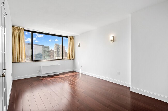 Building Photo - 45 River Dr S