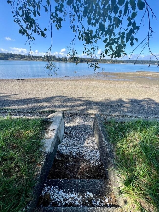 Building Photo - Beachfront Cabin - Water Included