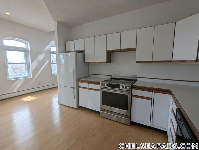 Building Photo - 37 Winnisimmet St