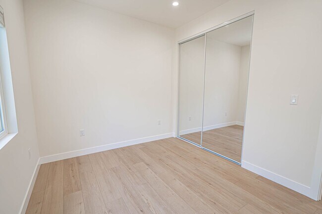 Building Photo - 10959 Collins St