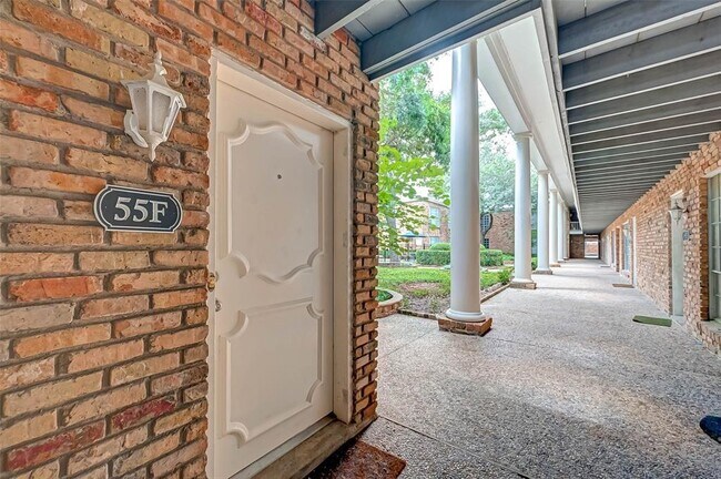 Building Photo - 2201 Fountain View Dr