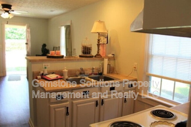Building Photo - 335 Granbury St