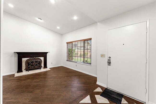 Building Photo - 1212 E Cottonwood St