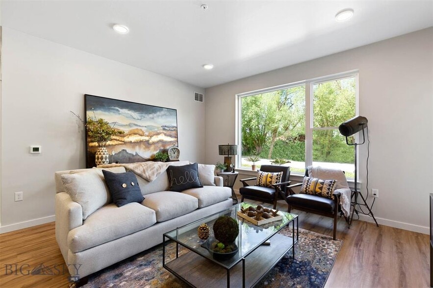 Building Photo - 2221 Willow Dr