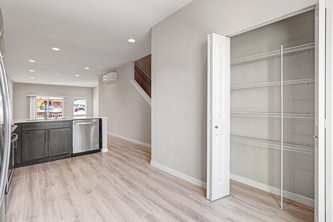 Building Photo - New Modern 2BD/2.5BTH Townhome for Lease in Lynnwood - Small Pet Friendly!