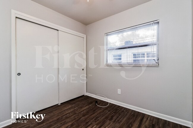 Building Photo - 10929 N Edison Ave