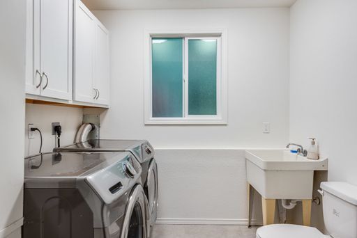 Building Photo - Updated split level home in Shoreline with...