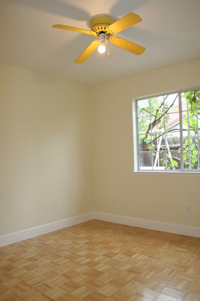 Building Photo - 10317 Walnut Creek Ct