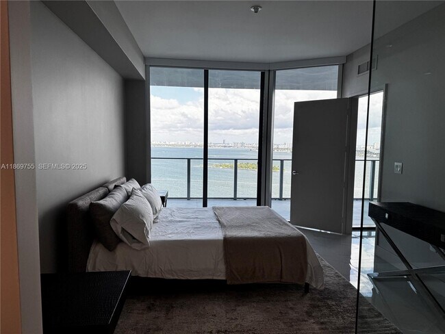 Building Photo - 700 NE 24th St