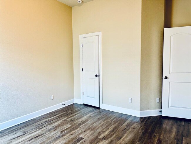 Building Photo - 520 Cerezo Dr