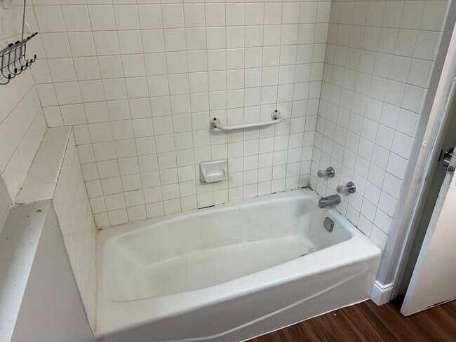 Building Photo - 1 bedroom 1 Bathroom Lower of Level Duplex...