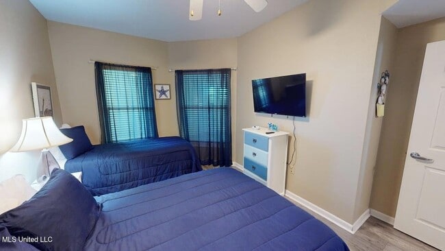 Building Photo - 2228 Beach Dr