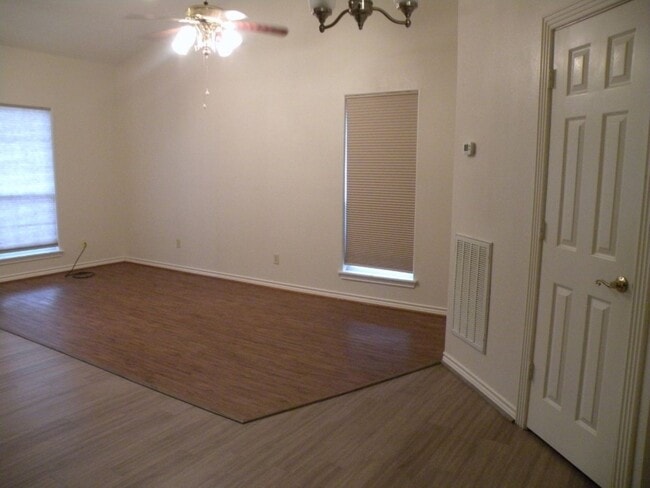 Building Photo - 820 Tangle Oaks Dr
