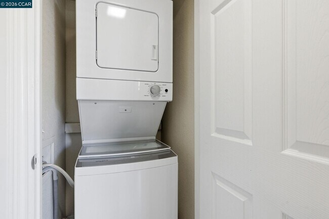 Building Photo - 102 Luna Grande Cir