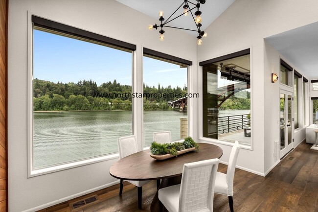 Building Photo - Stunning Riverfront Townhome in Sellwood