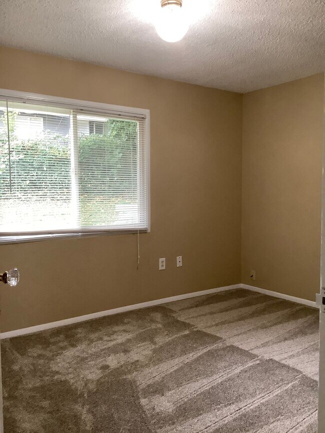 Building Photo - Beautifully Renovated 3-Bedroom Rambler with Bonus Room – East Bremerton