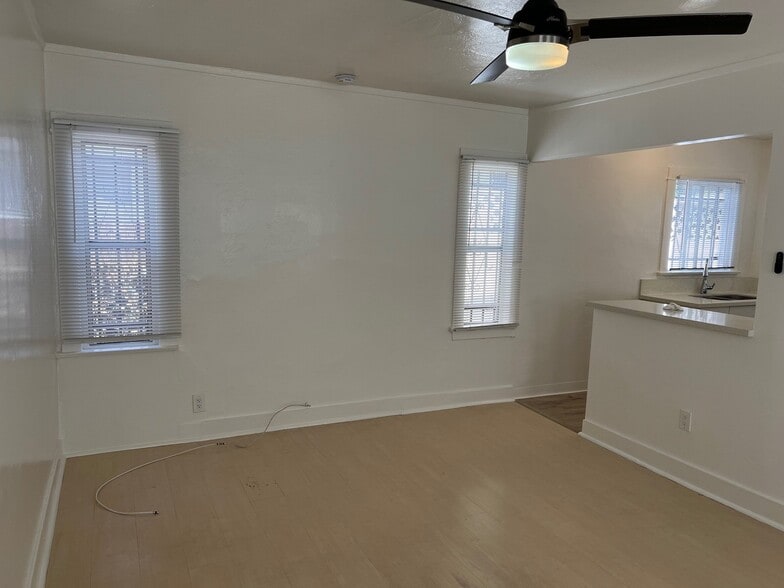 Building Photo - 1114 4/5 Tamarind Ave