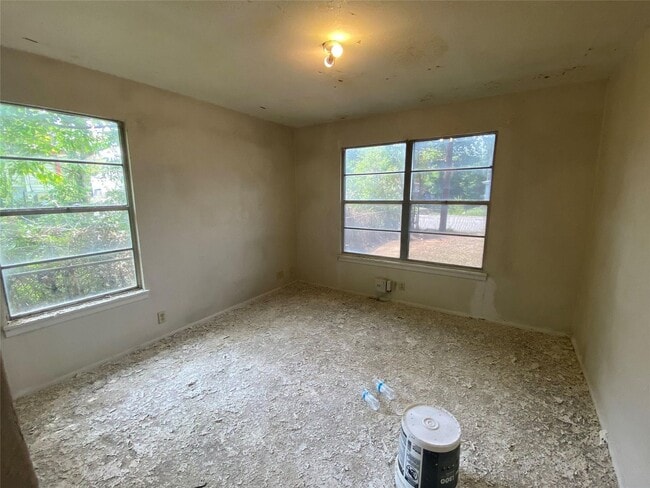 Building Photo - 1412 Oakwood Dr