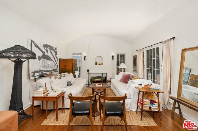 Building Photo - 2032 Holmby Ave