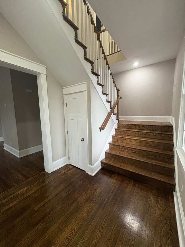 Building Photo - Historic Charm Meets Modern Living – Steps from Downtown Bristol!