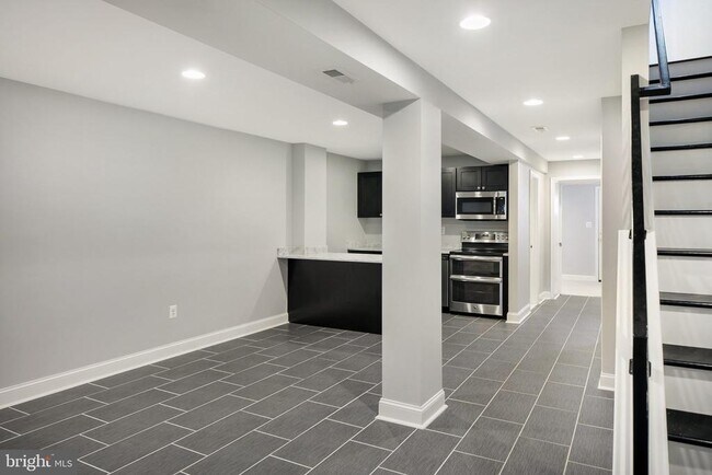 Building Photo - 225 Channing St NE