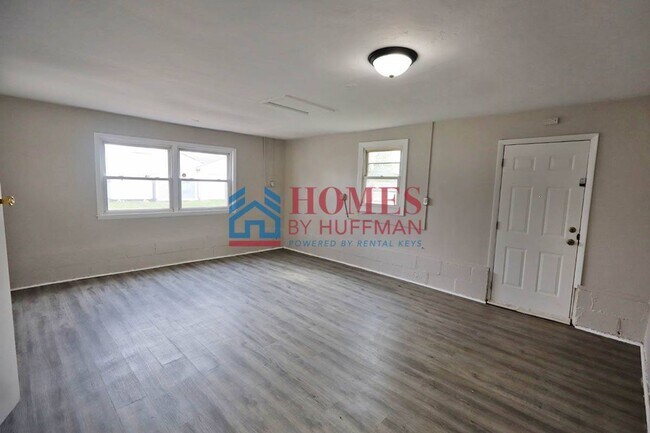 Building Photo - Two Bedroom House | Move In Ready!