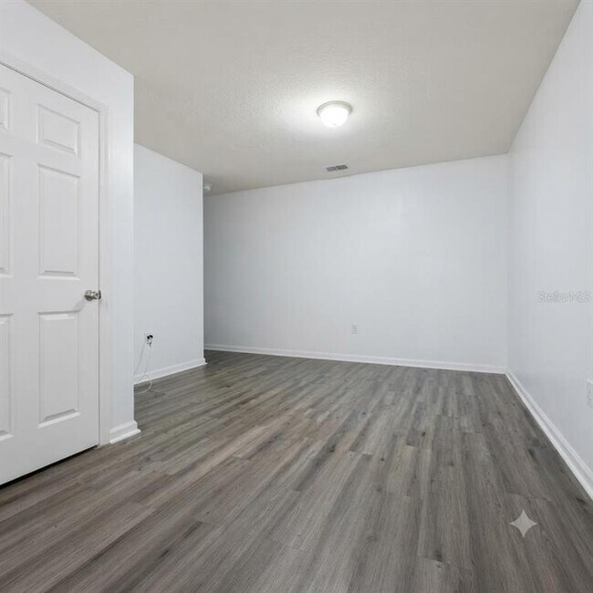 Building Photo - 1561 Chelsea Dr