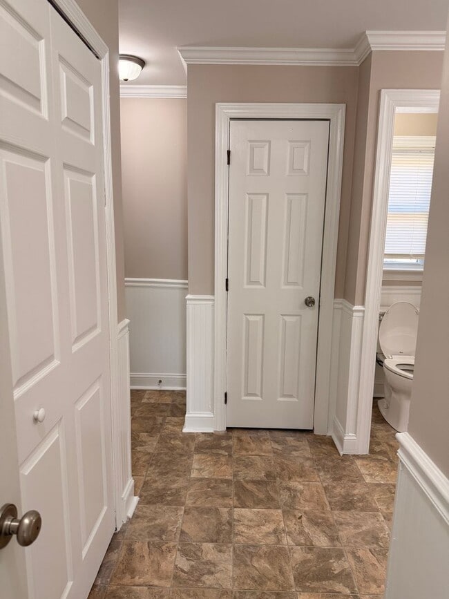 Building Photo - Cute Red Bank House