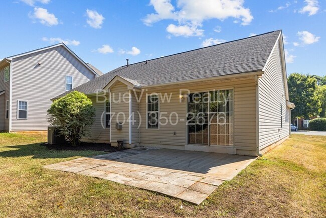 Building Photo - Beautiful Ranch House with 3 bed 2 bath ( Ballantyne area )