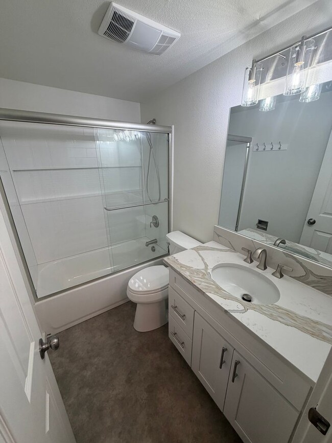 Building Photo - Large Updated 2 Bedroom with New Appliances!